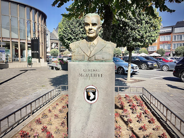 « Buste du général Mac Auliffe à Bastogne »