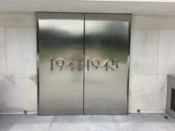 « Les portes d’entrée du mémorial de Neuville  »