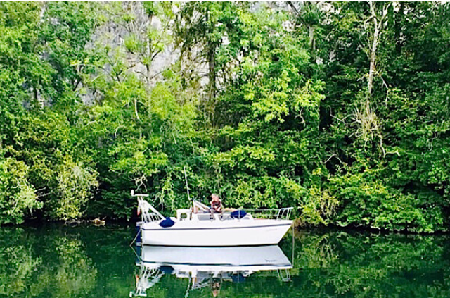 « Un bateau de plaisance sur la Meuse »