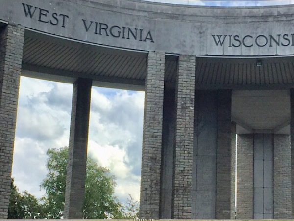 « Des gravures sur le fronton intérieur du Mardasson »