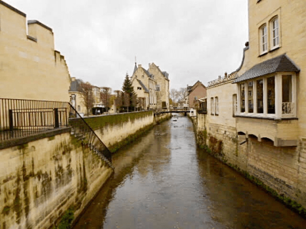 « La Gueule, une rivière qui longe la partie basse de la ville »