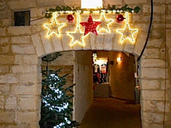 « Les parois de la grotte sont en tuffeau « + »