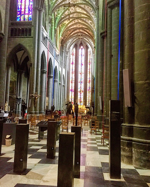 « L’intérieur de la collégiale de Huy »