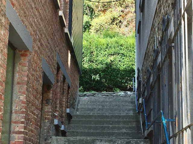 « Une ruelle avec des escaliers  »