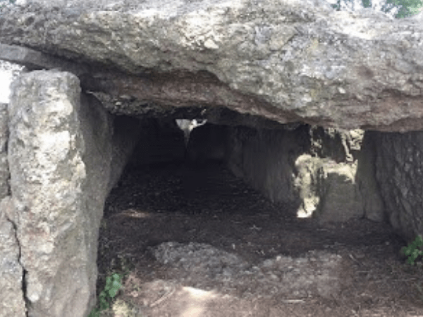 « La chambre intérieure d’un dolmen  »