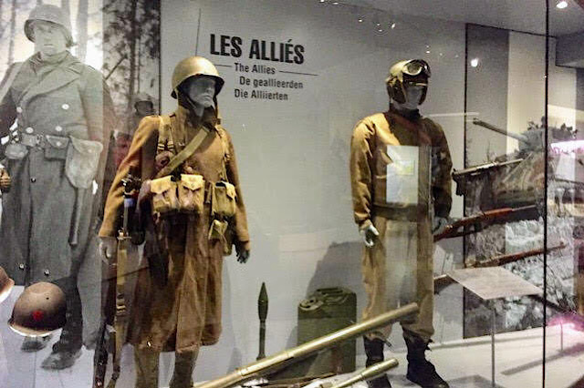« Des uniformes d’alliés dans le musée »