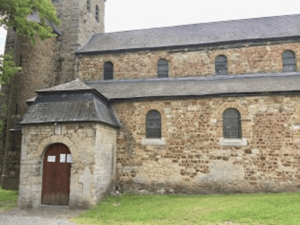 « L’entrée de l’église Sainte-Walburge »