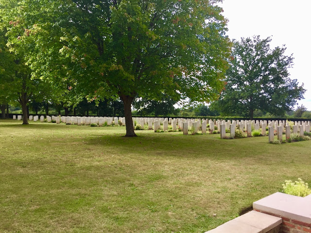 « Vue sur le cimetière militaire du Commonwealth à Hotton  »