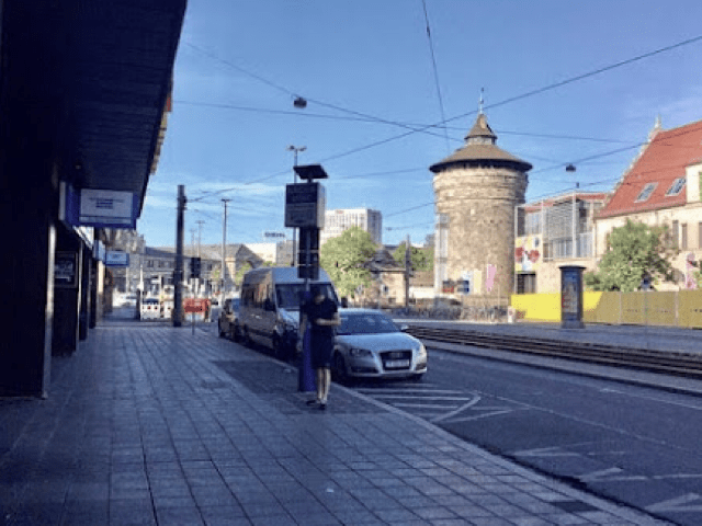 « Vue sur la tour surplombant le marché des artisans à Nuremberg »