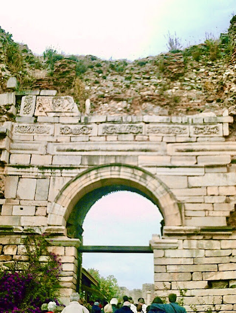 « La porte des persécutions à Éphèse »