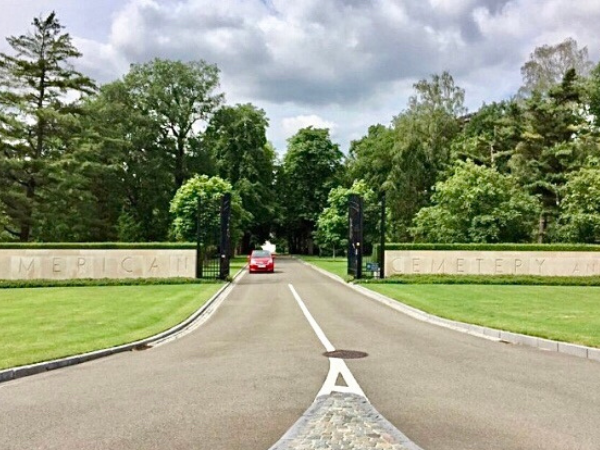 « L’entrée du cimetière américain à Neuville « + »