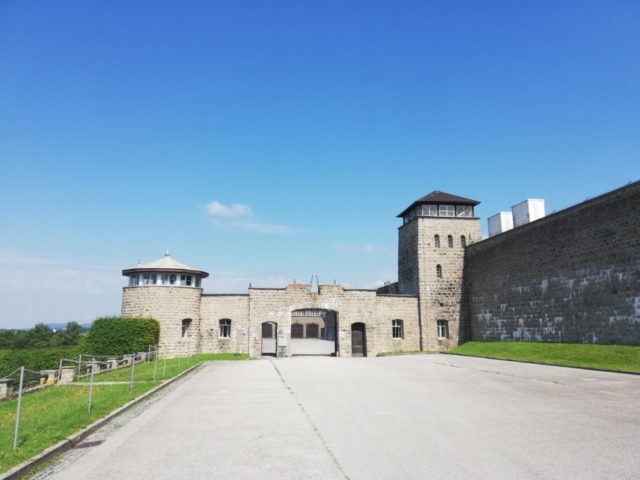 « Entrée pour les véhicules des SS à Mauthausen »