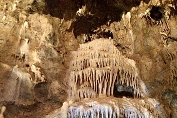 « L’intérieur de la grotte la merveilleuse »