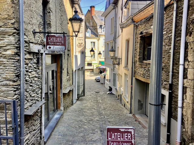 « Une ruelle dans la vieille ville de Bouillon »