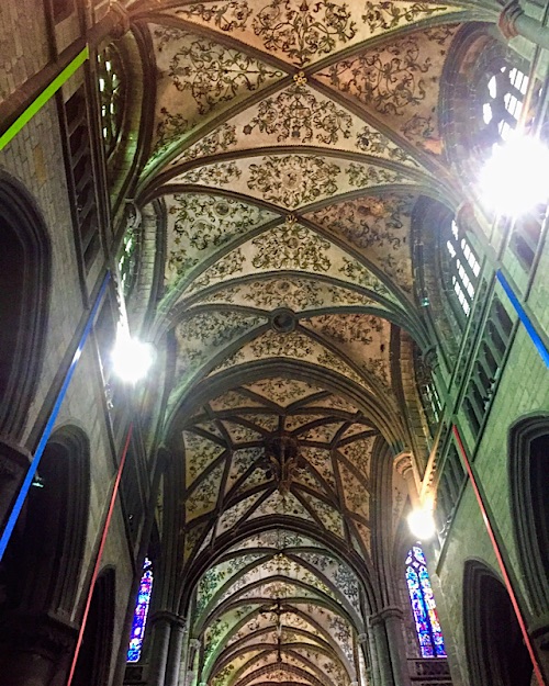 « Une voûte fleurie dans la collégiale »