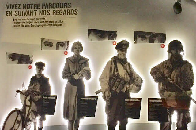 « Quatre personnages guident la visite du musée »