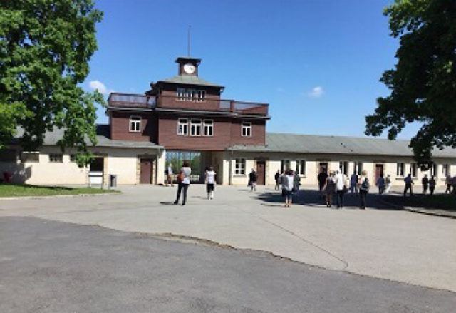 « Vue sur l’entrée du camp de concentration de Buchenwald »