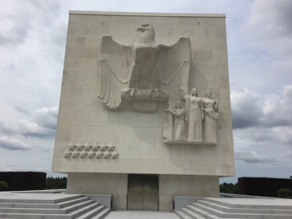 « Un aigle gravé sur la façade du mémorial »