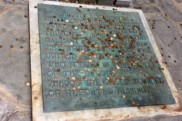 « Une dalle gravée dans la crypte »