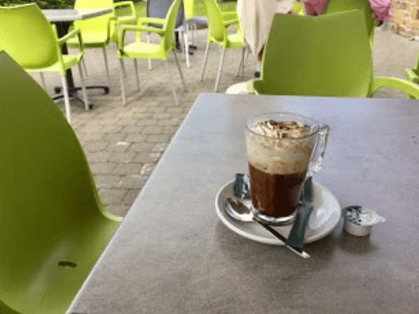 « La terrasse de la maison des mégalithes »