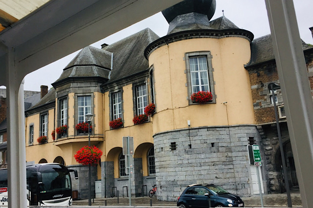 « Le bateau mouche est à quai »
