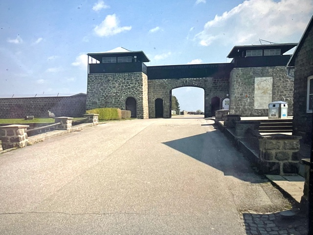 « L’entrée principale vue de l’extérieur »