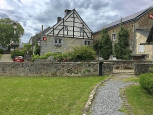 « La place du village de Wéris »