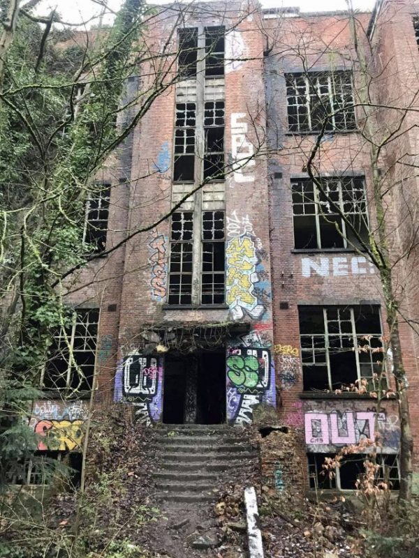 « L’entrée du bâtiment principal de la Chartreuse  »