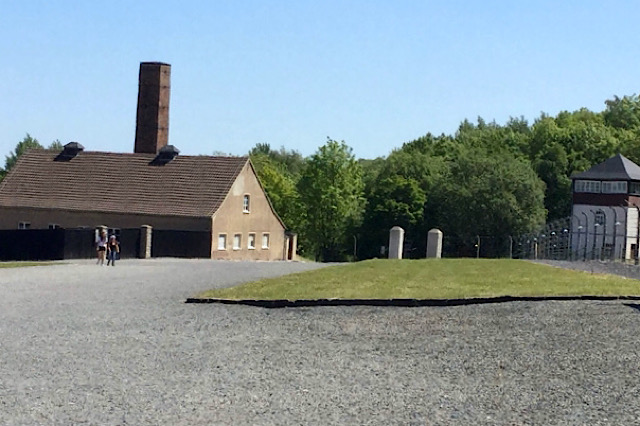 « Les fours crématoires du camp de concentration de Buchenwald  »