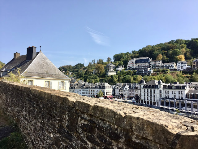 « Vue sur la vallée depuis la vieille ville  »