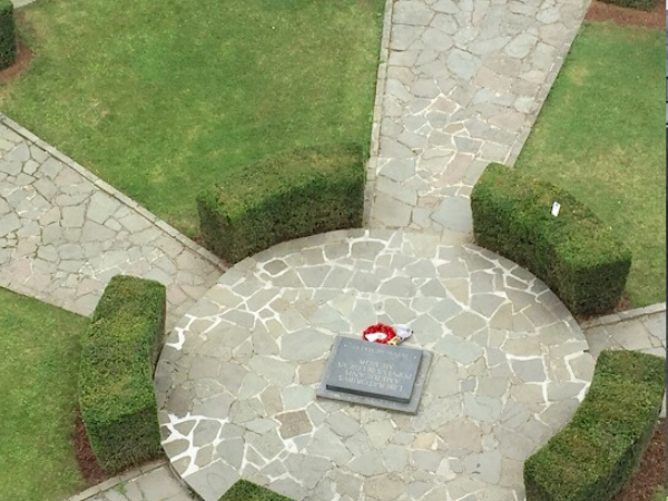 « Une dalle de pierre gravée dans le centre du Mardasson »