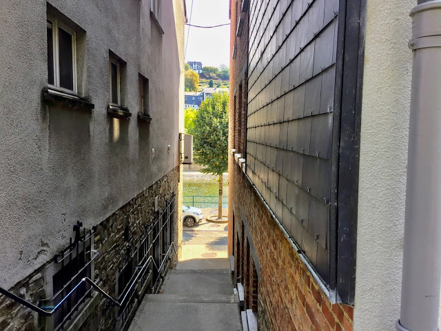 « Une ruelle descend ers une berge de la Semois »