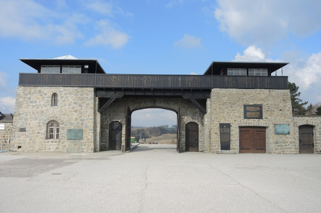 « Le porche d’entrée vu de l’intérieur du camp »