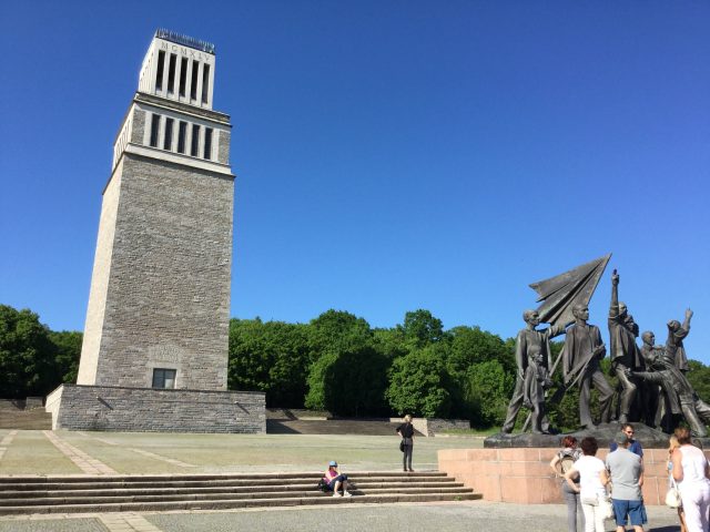 « Le mémorial et une sculpture de déportés à Buchenwald »