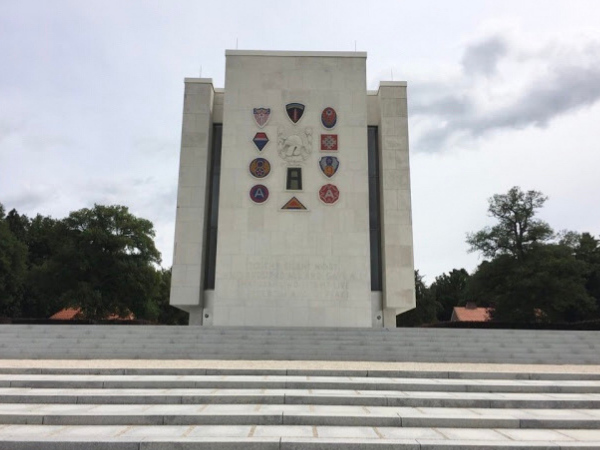 « La façade nord du mémorial »