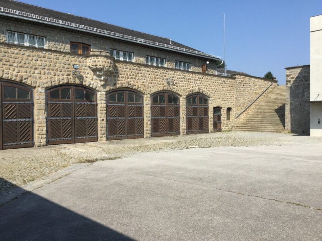 « La cour des garages des SS »