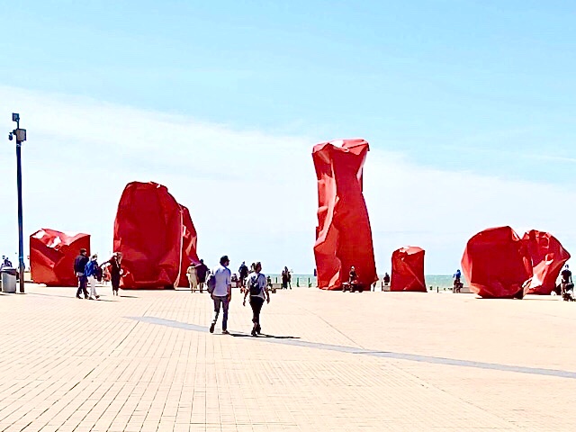 « Des sculptures en forme de rochers à Ostende »