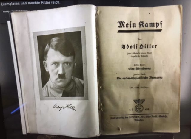 « Un exemplaire de Mein Kampf écrit par Hitler à Nuremberg »