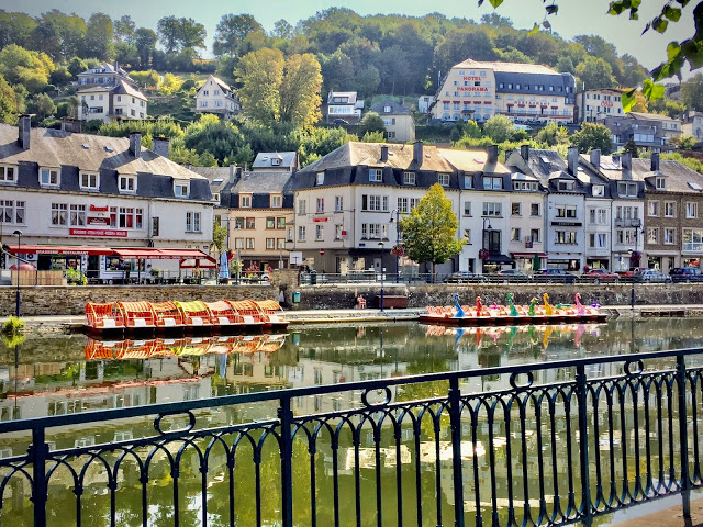 « Des pédalos sur la Semois à Bouillon »