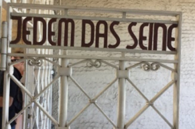 « La grille d’entrée du camp de Buchenwald »