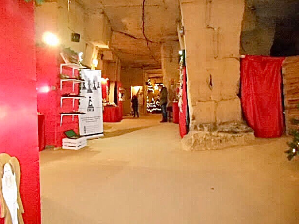 « Des stands dans la grotte de velours à Valkenburg »