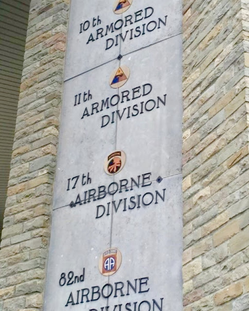 « Des colonnes gravées des badges de 101 Airborn »