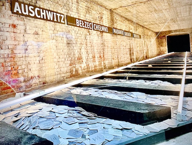 « Une voie ferrée symbolise les convois de la mort dans le centre de documentation »