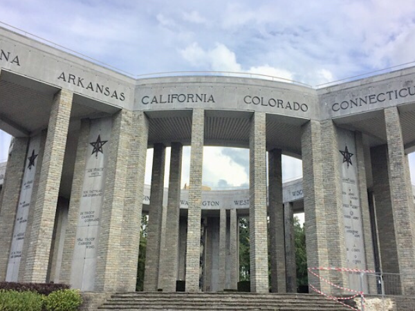 « Le fronton extérieur du Mardasson est gravé du nom des états US »