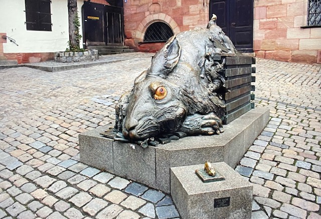 « Une sculpture représente un lapin »