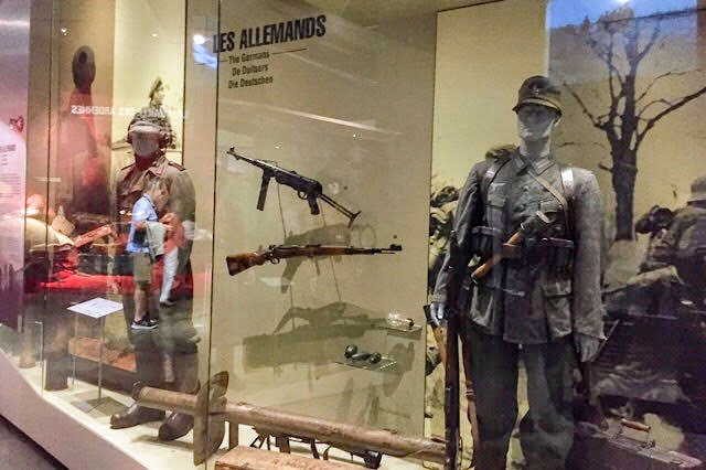 « Des costumes d’Allemands dans le musée  »