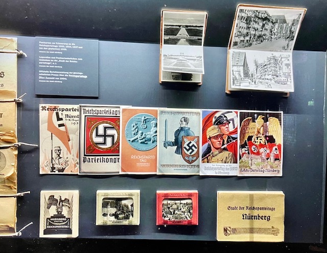 « Des affiches nazies dans le centre de documentation à Nuremberg « + »