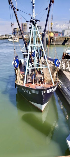 « Un bateau amarré près du marché aux poissons »