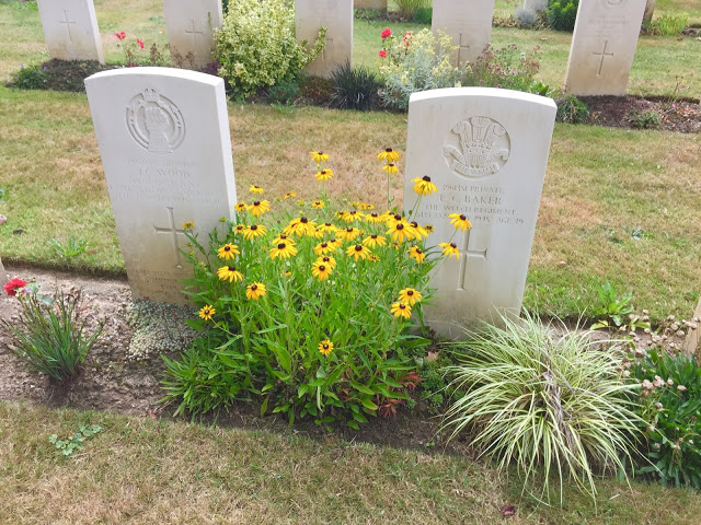 « Une tombe fleurie dans le cimetière britannique à Hotton »