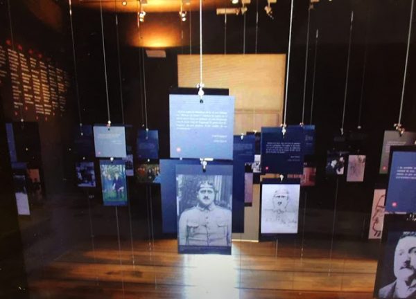 « Des photos du poète dans l’entrée du musée »